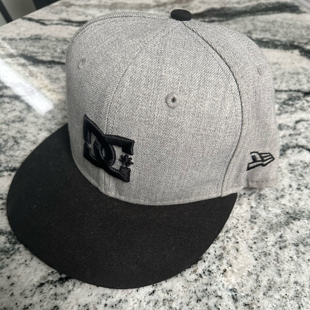 Men’s fitted DC hat